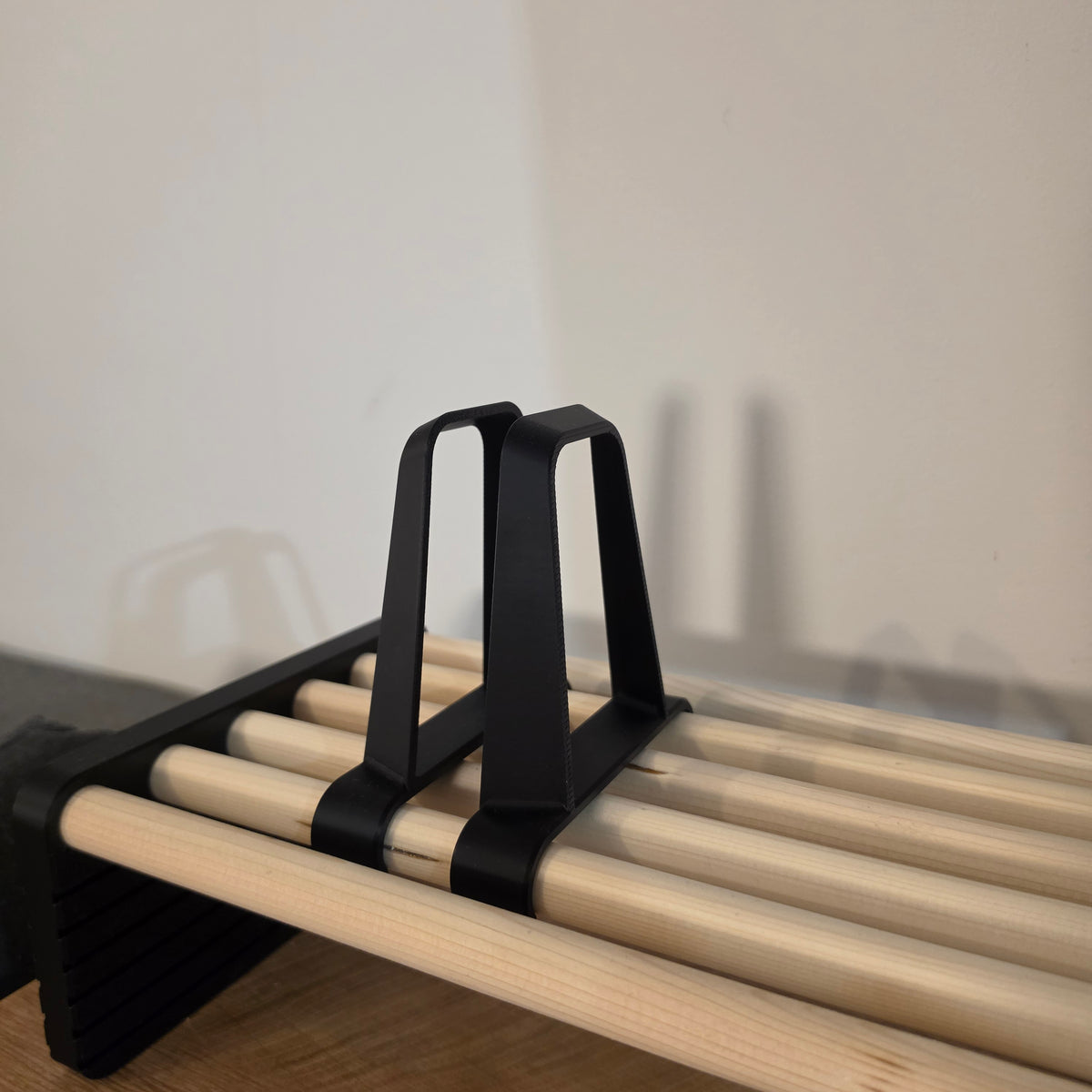 3D printed bookend za namizno polico minimalističen črn dizajn