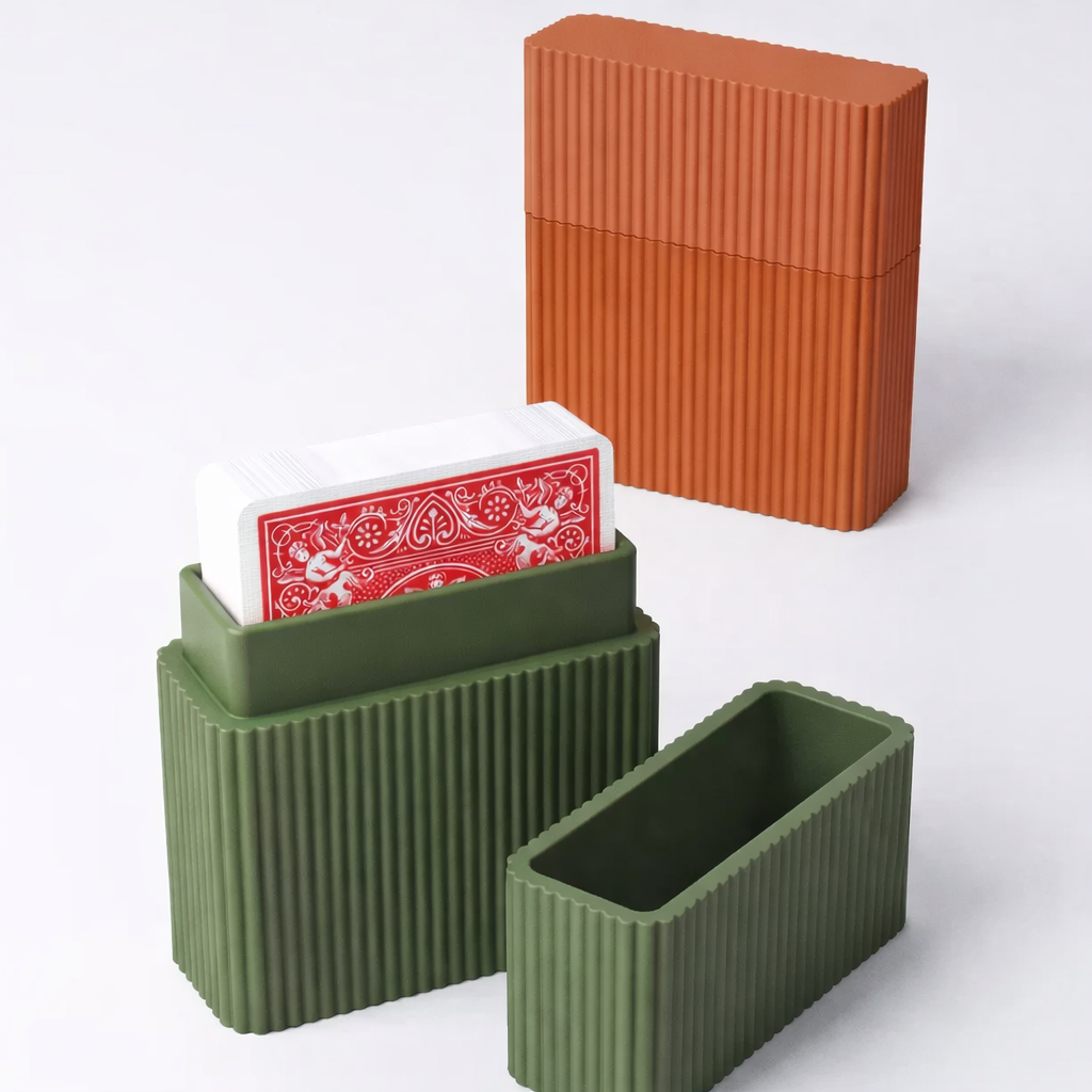 3D tiskan etui za karte TOWER zelen in terakota organizator z igralnimi kartami