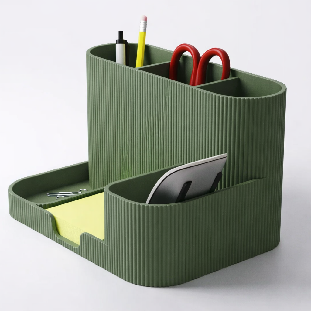 3D tiskan namizni organizator HUB z več predali s pisali in zelenim dizajnom