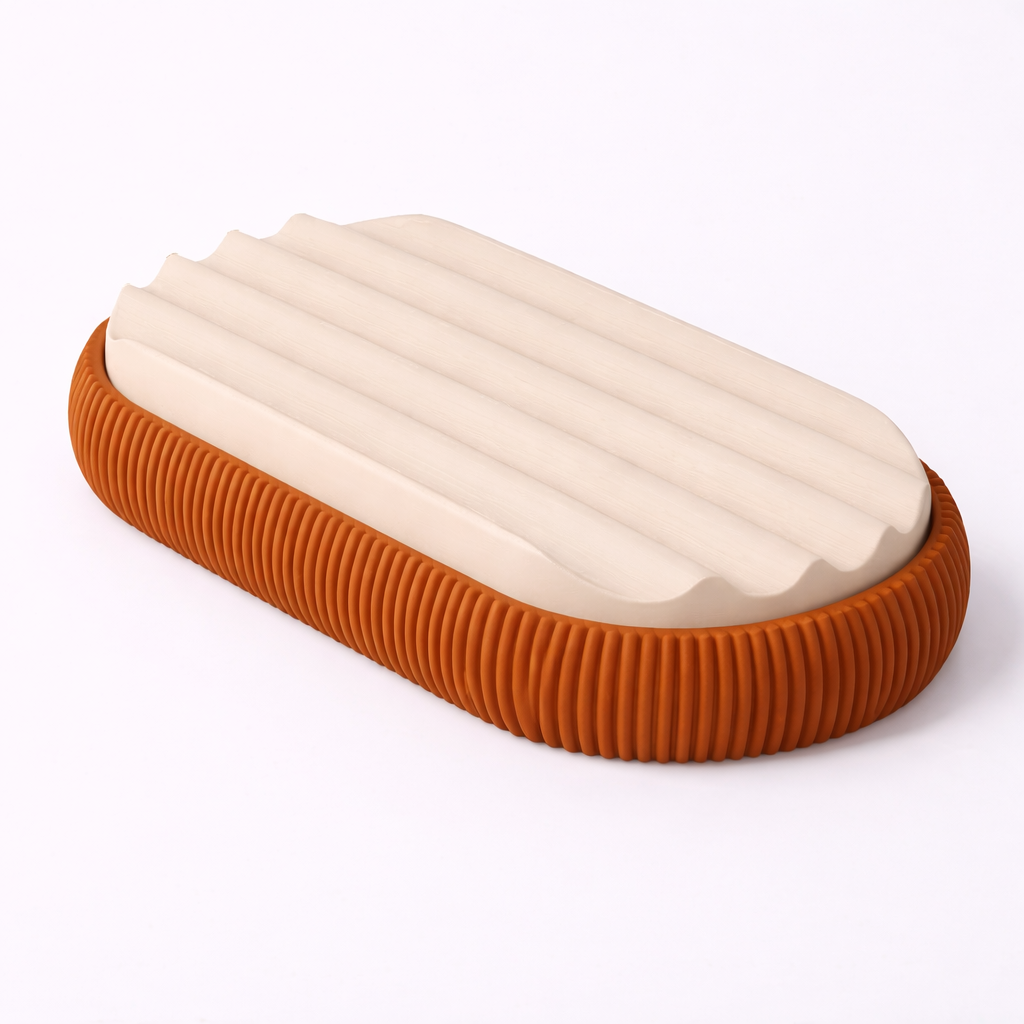 3D tiskan organizator za pisala z utori v terakota in bež barvi na minimalističnem ozadju