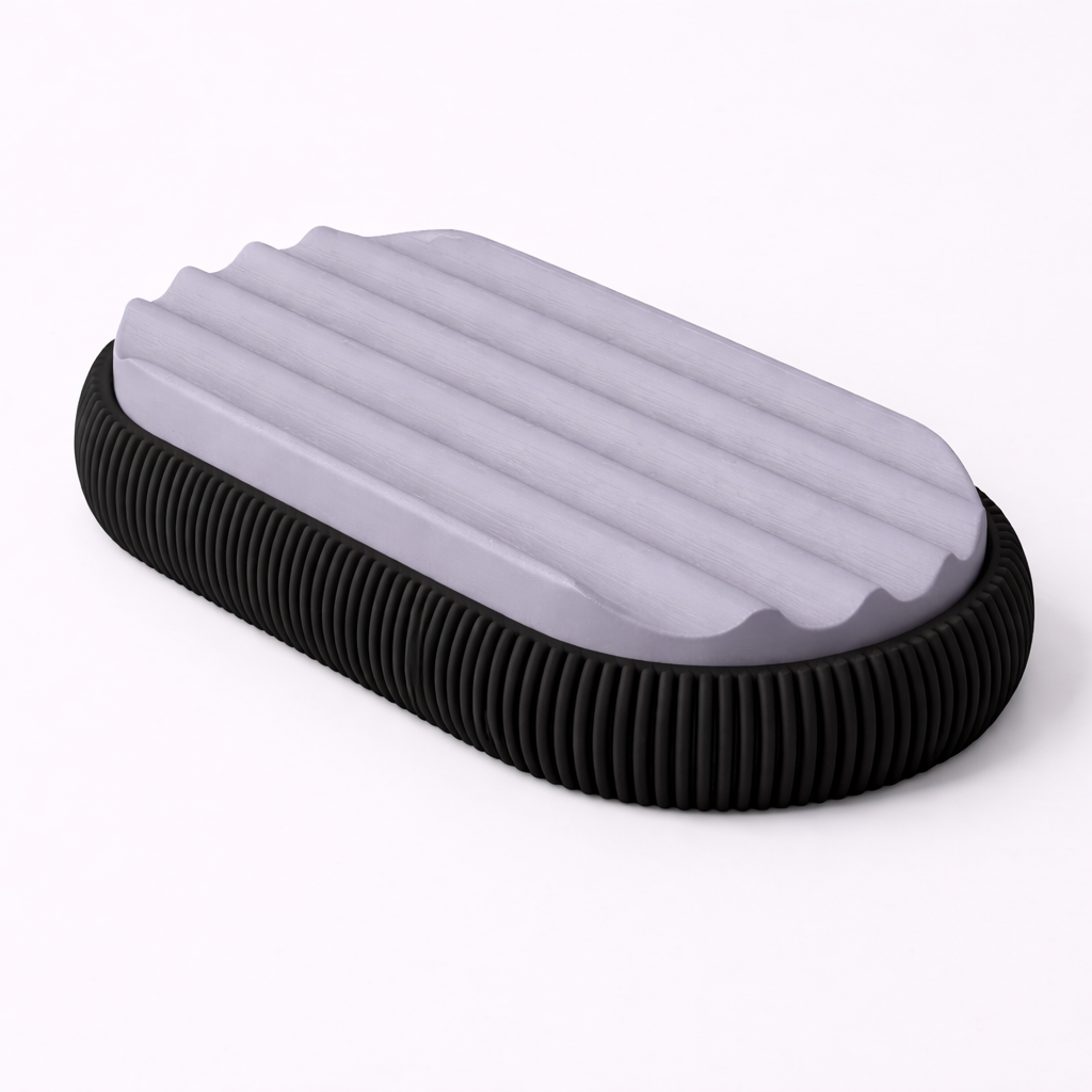 3D tiskan organizator za pisala z utori v črni in sivi barvi na minimalističnem ozadju