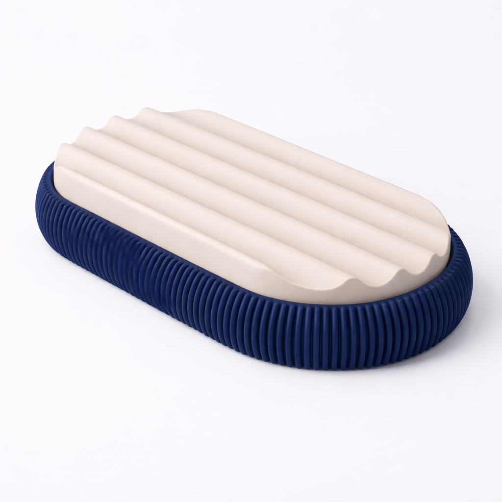 3D tiskan organizator za pisala z utori v bež in modri barvi na minimalističnem ozadju
