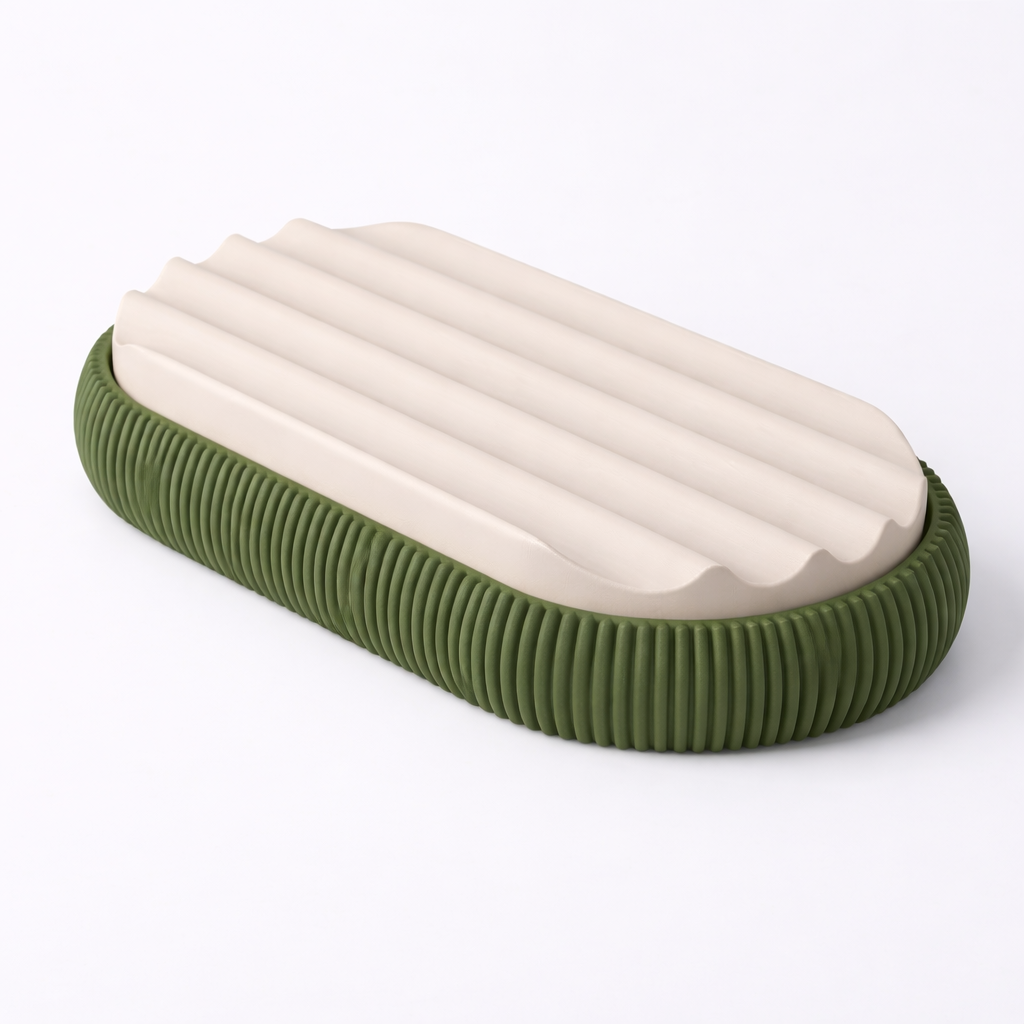 3D tiskan organizator za pisala z utori v bež in zeleni barvi na minimalističnem ozadju