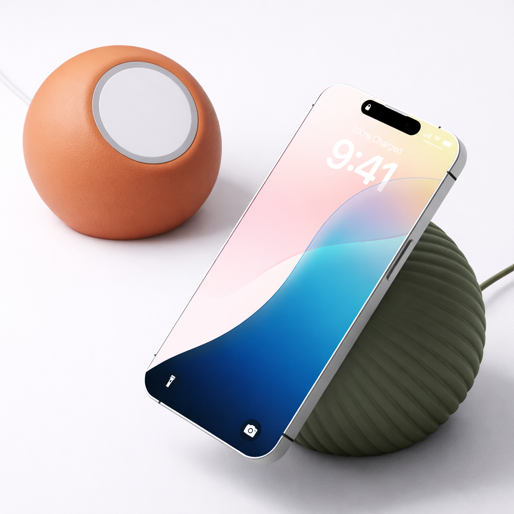 3D tiskan stojalo za brezžično polnjenje ORB TEXTURED z telefonom med polnjenjem
