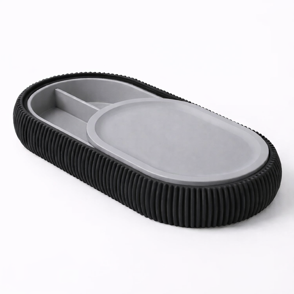 3D tiskan organizator za pisala z delnim pokrovom v črni in sivi barvi na minimalističnem ozadju